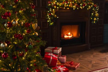 Cameră de zi interioară decorată clasic de Crăciun, bibliotecă cu șemineu.