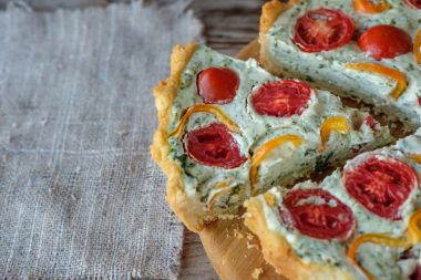 Quiche franțuzesc cu roșii și piper si branza feta