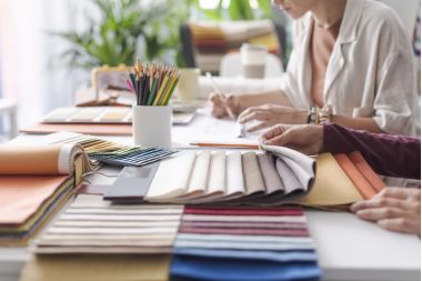 Designeri de interior care verifică specimenele de țesături