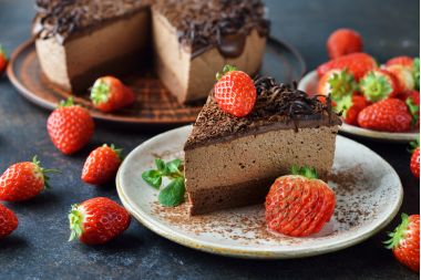 Tort de ciocolată decorat cu căpșuni