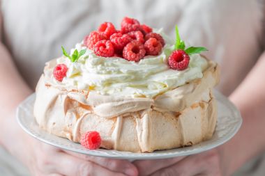 Tort pavlova gustos cu zmeură și mascarpone.
