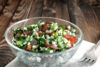 Salata Tabule - un fel de mâncare comună din bucătăria arabă.