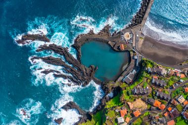 Vedere aeriană a insulei Madeira. Terestru întâlnește oceanul în Seixal, Madeira, Portugalia