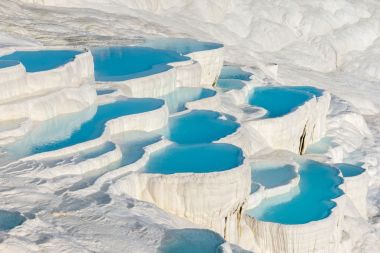Vedere a teraselor de marmura alba de la Pamukkale