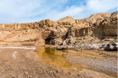 rau într-un canion de munte