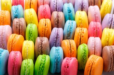 prajituri macarons colorate