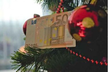 bani in bradul de craciun