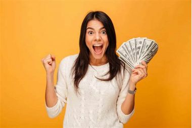 femeie cu bani in mana bucuroasa