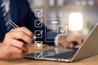 barbat care completeaza sondaje de opinie online