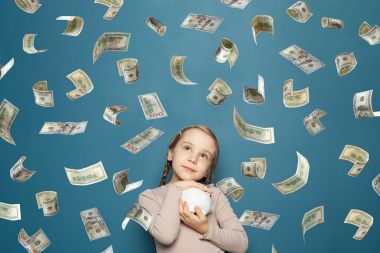 fetita c tine o pusculita in brate si o ploaie de bani