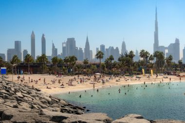Vedere panoramică a plajei populare La Mer din Dubai