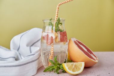 Detoxifierea apei vitaminizate. Cocktail-uri proaspete estetice cu citrice.