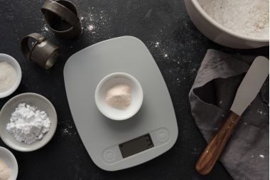 Pectina Pulbere cântărita pe o scară digitală