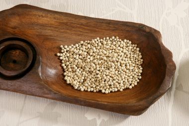 piper alb boabe intr-un platou de lemn