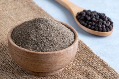 castron cu boabe de piper negru si piper negru macinat