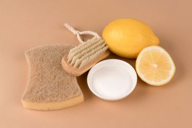 perie,laveta si sare de lamaie pentru curatenie