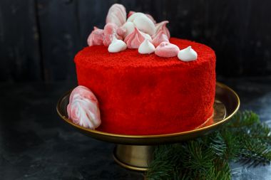 tort rosu cu textura de catifea