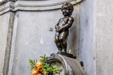 statuia Manneken Pis din Bruxelles
