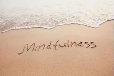 Mindfulness scris in nisip