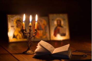 lumanari, biblie si icone