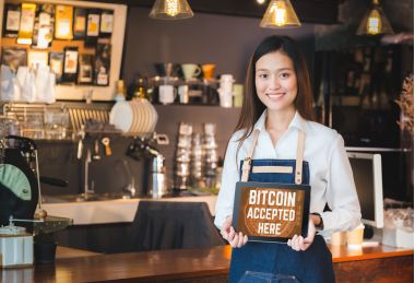 barista care deține tableta și arătați bitcoin acceptat aici pe ecranul tabletei