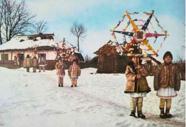 copii la sat, in costume traditionale la colindat cu steaua
