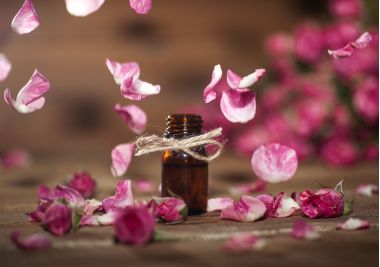 sticluta cu ulei esential de trandafir si petale de trandafie