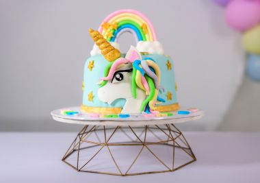 tort colorat cu unicorn