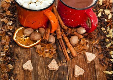 Cafea și bezele în cești cu o varietate de condimente cu inimi de portocale, scorțișoară, nucșoară și zahăr