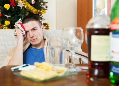 barbat cu dureri de cap din cauza mahmurelii