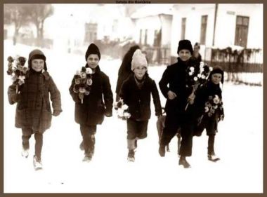 poza veche, alb negru cu copii cu sorcova