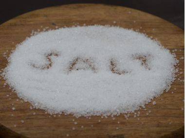 sare pe un platou de lemn