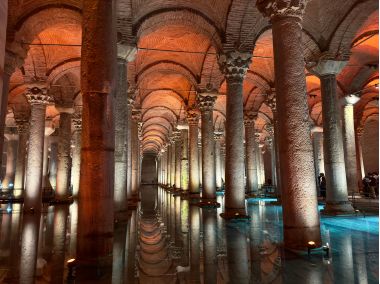 Rânduri de coloane reflectate în apă în Bazilica Cisternă restaurată, Istanbul, Turcia