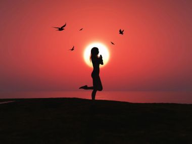 Femeia care practca tehnica mindfulness pe o plaja la apus